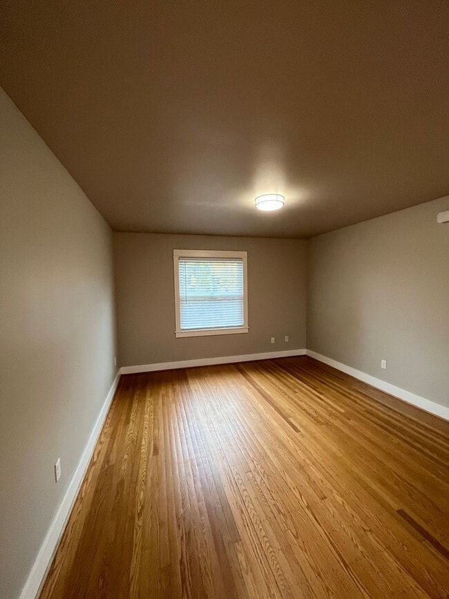 Building Photo - Large / Modern 1 Bedroom w/ Private Baseme...