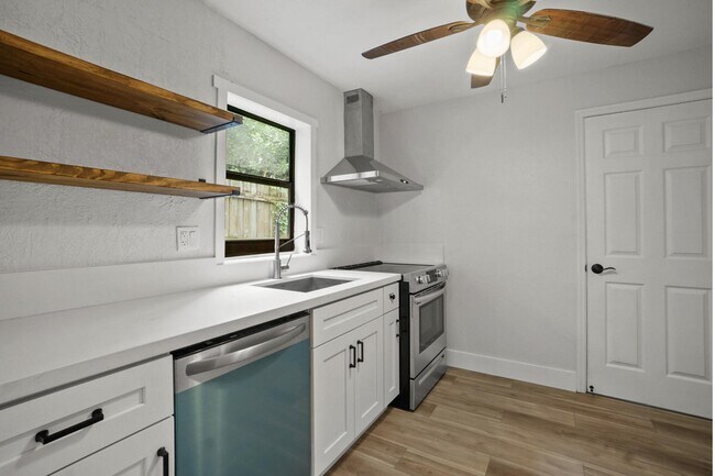 Building Photo - 422 Kanuga Dr