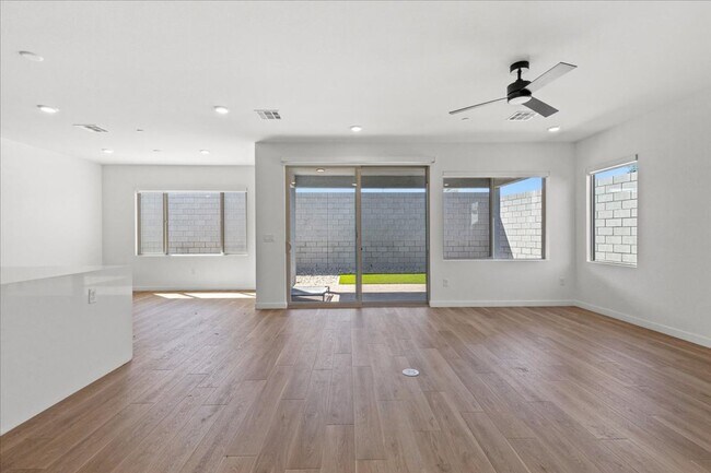 Building Photo - 10489 Mountain Aster Ave
