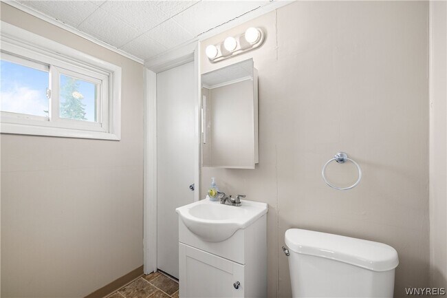 Building Photo - 36 Crescent Ct