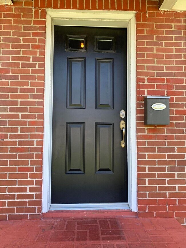 Building Photo - Charming 2/1 in the heart of St. Nicholas