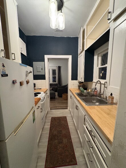 Building Photo - 624 S Pine St