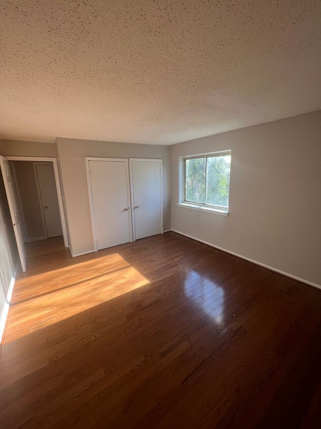 Building Photo - Cozy 3 Bedroom 1 Bathroom Condo- Conveniently Located at DC line