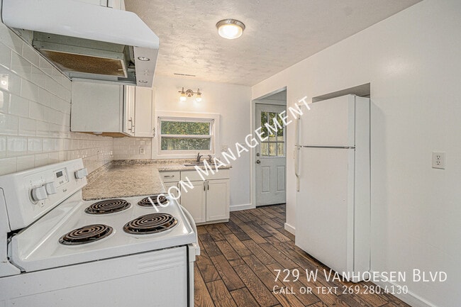 Building Photo - 729 W Van Hoesen Blvd