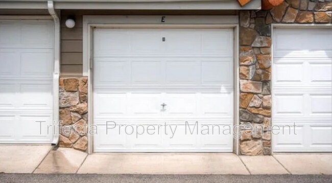 Building Photo - 1288 Lake Cir