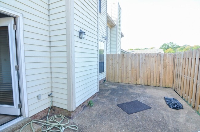 Building Photo - 931 Brentwood Pointe