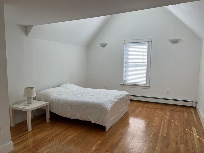 Building Photo - Oak Square Huge 2nd & 3rd floor SIX bed 3 1/2 bath Brighton