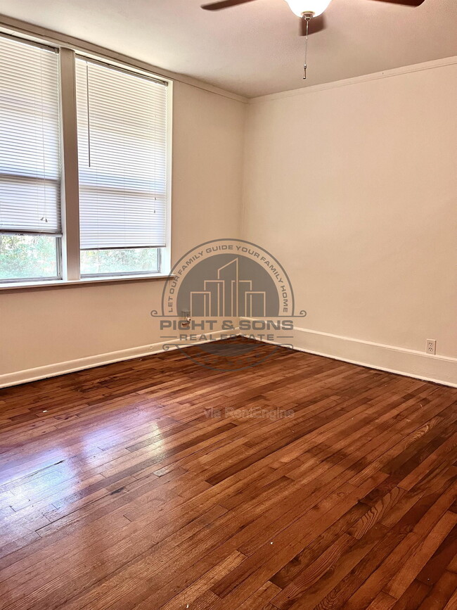 Building Photo - 2022 Hollywood Dr