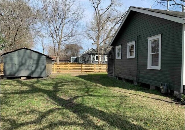 Building Photo - 1103 W 18th St