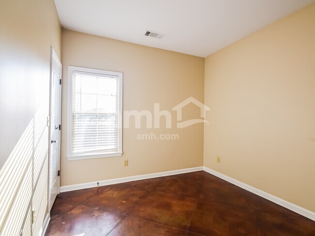 Building Photo - 2406 Lake Garden Dr