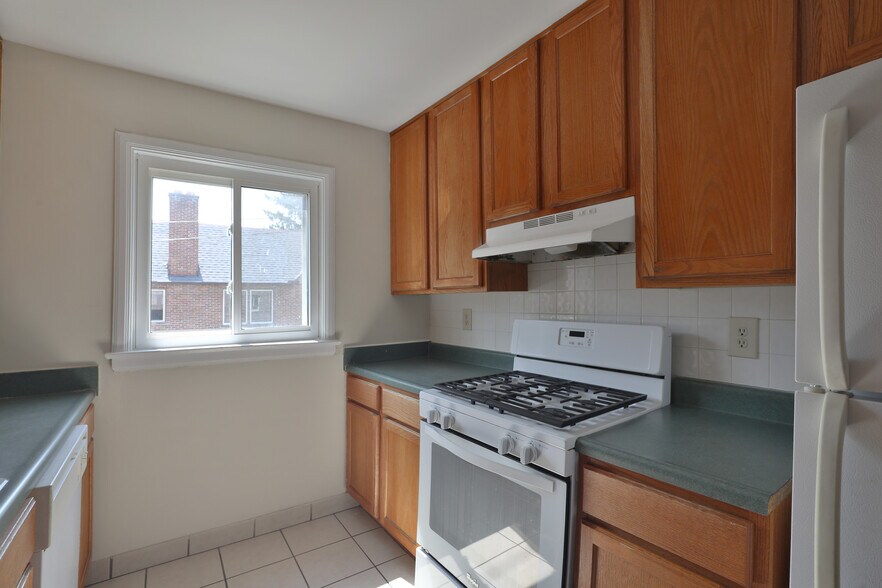 Building Photo - 3248 Indianola Ave