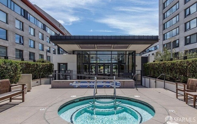 Building Photo - 260 King St