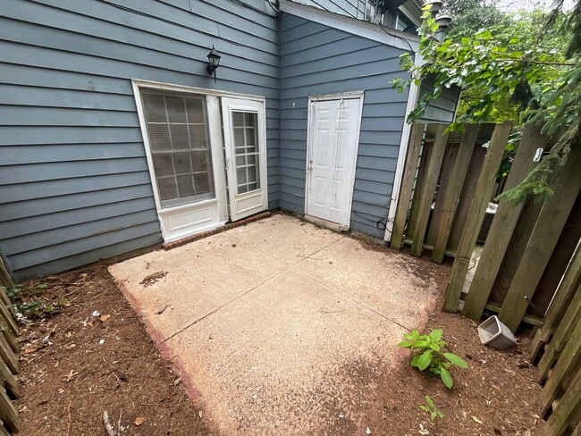 Building Photo - Beautiful 2 Bed 2.5 Bath Townhouse!