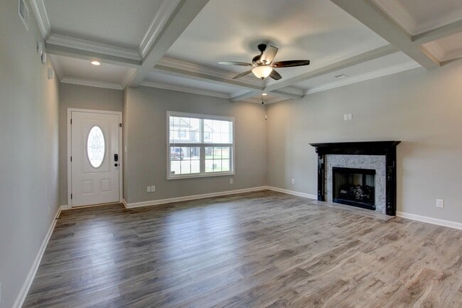 Building Photo - Sharp 4 bedroom HUGE house off exit 1 of I 24