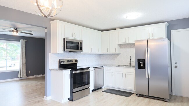 Building Photo - Spacious Modern 4 bedroom, 1 Full Ba, 2 Half bath