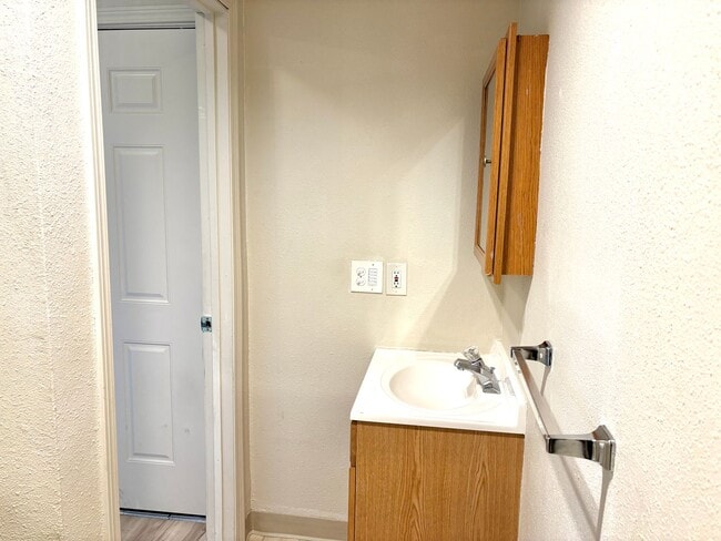 Building Photo - ANDRT01