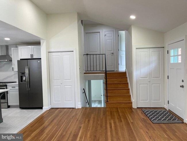 Building Photo - 9913 Pomona Dr