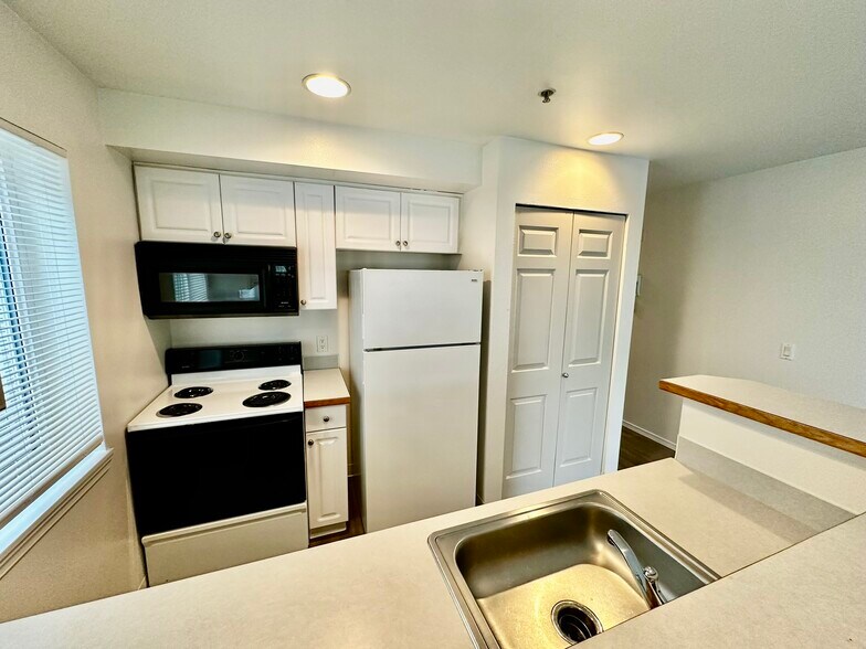 Building Photo - 931 N 86th St