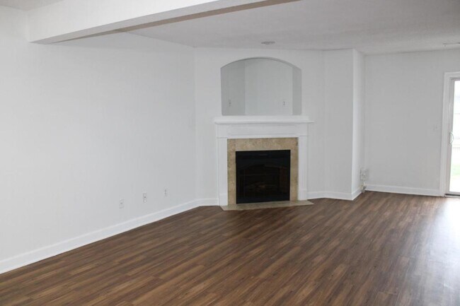 Building Photo - 900 SW Peach Tree Ln