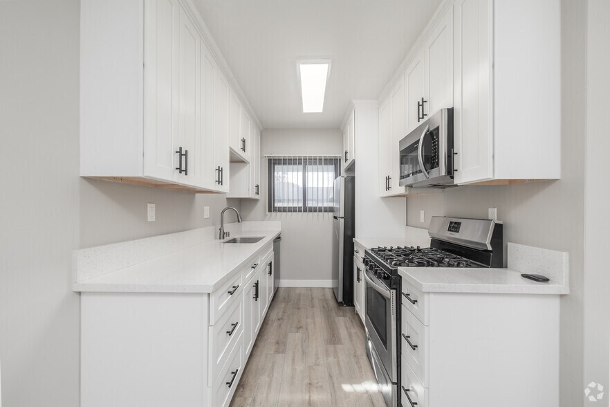 2BR, 2BA - 740SF - Kitchen - 7816 Paseo del Rey