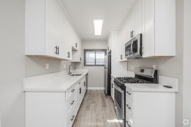 2BR, 2BA - 740SF - Kitchen - 7816 Paseo Del Rey