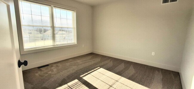 Building Photo - 3 Bedroom 2.5 Bathroom Available in Elizabethtown!