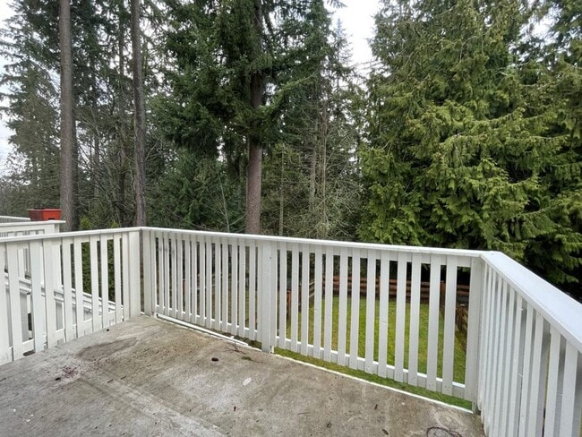 Building Photo - Stunning End Unit Townhome in desirable Redmond Ridge neighborhood; 2BD/2BA