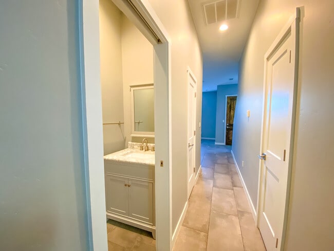 Building Photo - 844 Tijeras Ave NW