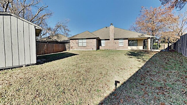 Building Photo - 6808 Sandlewood Dr