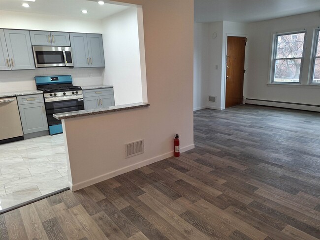 Building Photo - 169 W 51st St