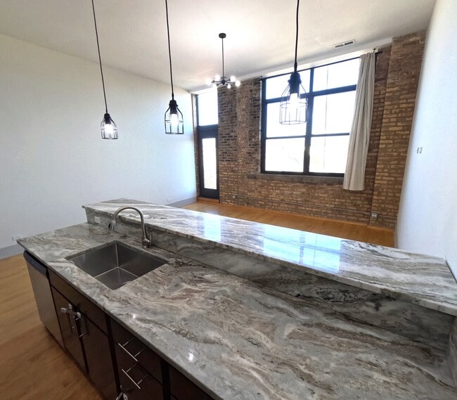 Building Photo - 1432 W 21st St