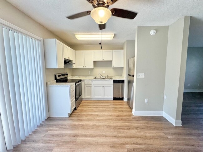 Building Photo - Apartment - Right off Cypress Gardens Blvd