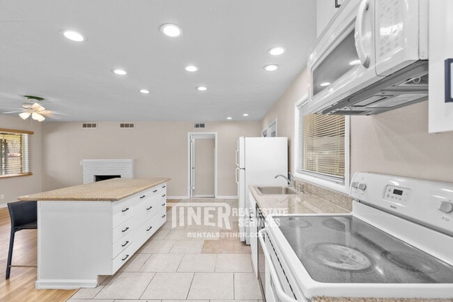 Building Photo - 2501 Laurence Ave