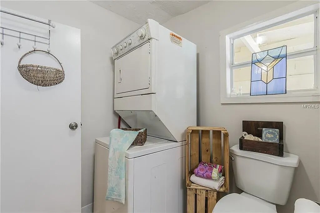 Building Photo - 228 W Jean St