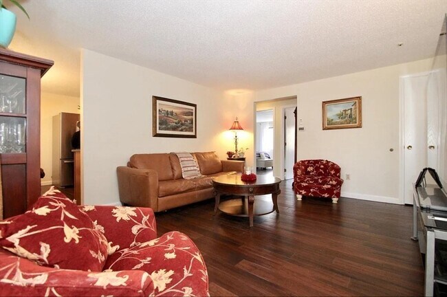 Building Photo - 2200 Skyline Dr