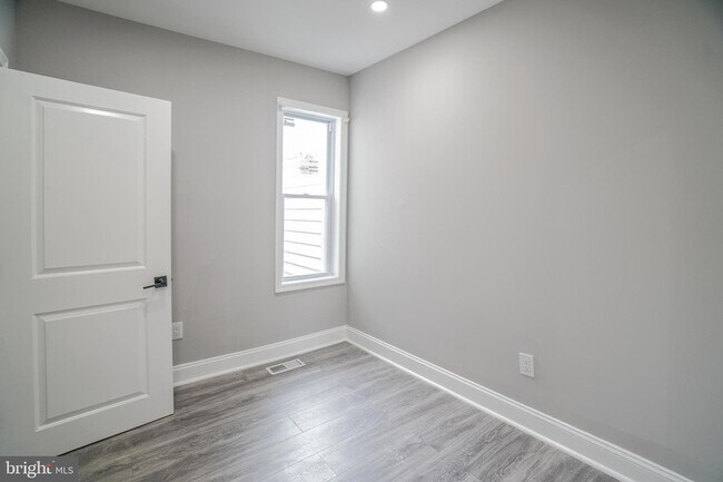 Building Photo - 1535 W Seltzer St