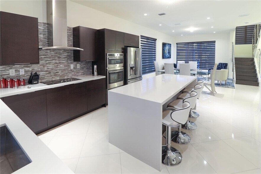 Primary Photo - 10501 NW 66th St