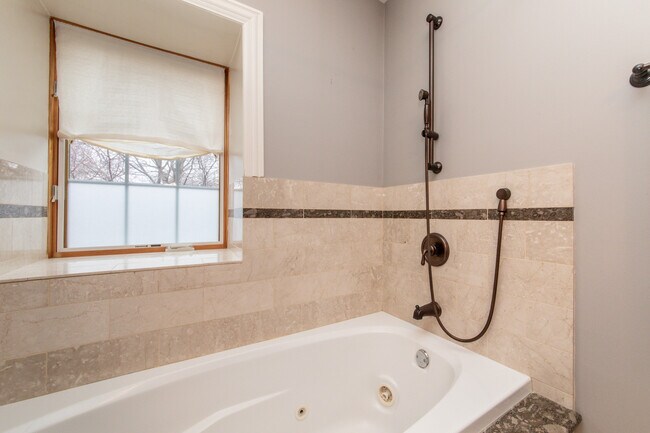 Building Photo - 1021 Peterson Ave