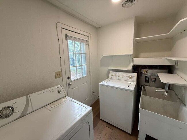 Building Photo - 3 Bedroom 1 Bathroom Greenwood Home!