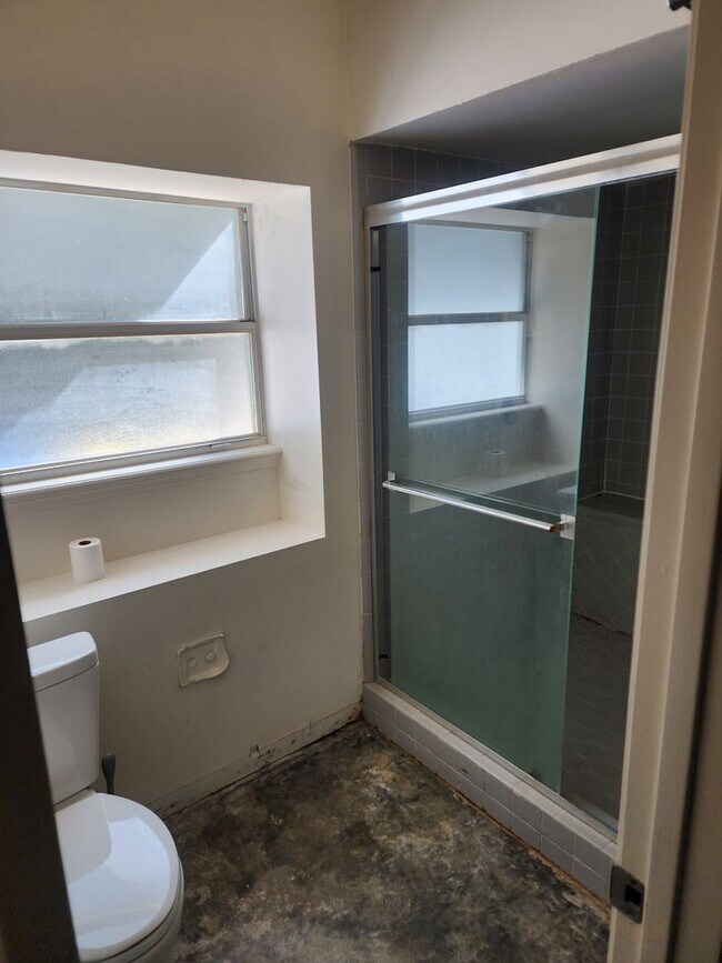 Building Photo - Recently renovated and ready to move in.