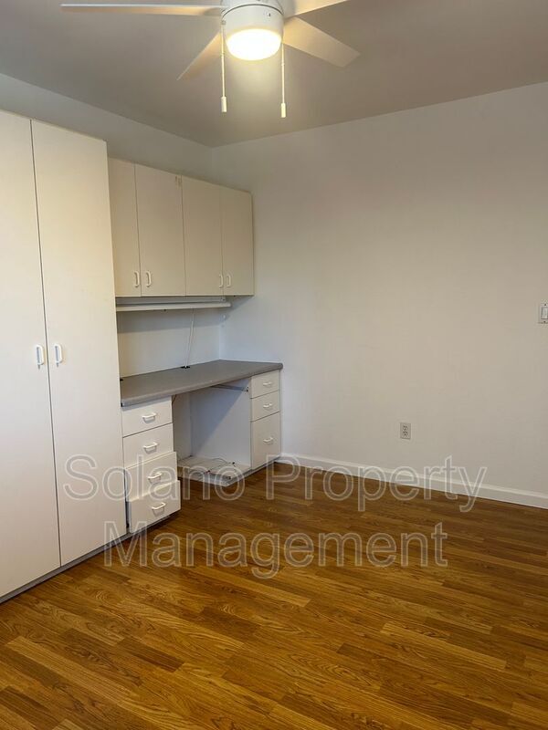 Building Photo - 542 Fiesta Ct