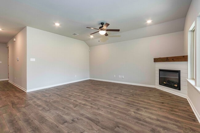 Building Photo - 4 bedroom home for rent in Youngsville