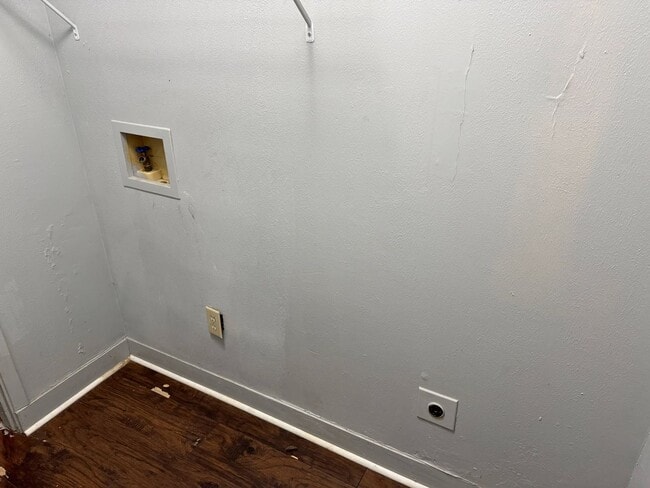 Building Photo - 1818 Collins Ave