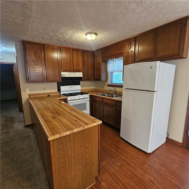 Building Photo - 20 Brooks Ln