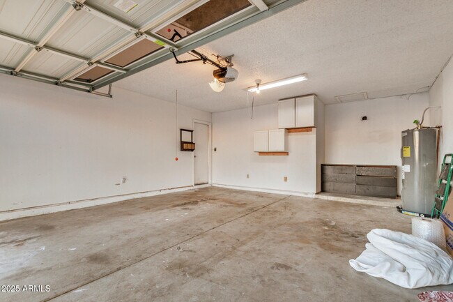 Building Photo - 421 E Wickieup Ln