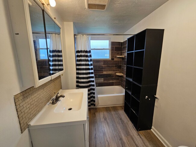 Building Photo - Spacious 3 bedroom 1 bath townhouse for re...