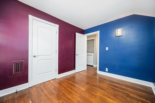 Building Photo - 906 S Champion Ave