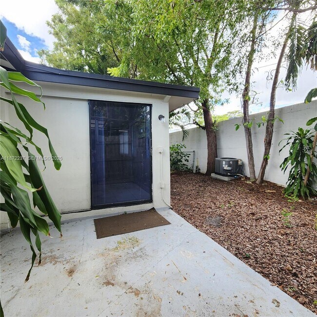 Building Photo - 1940 NE 31st Ct