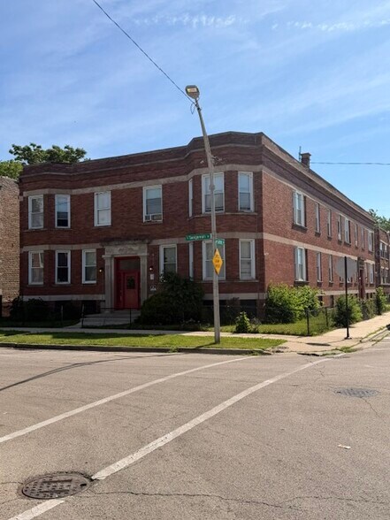 Building Photo - 916 W 68th St