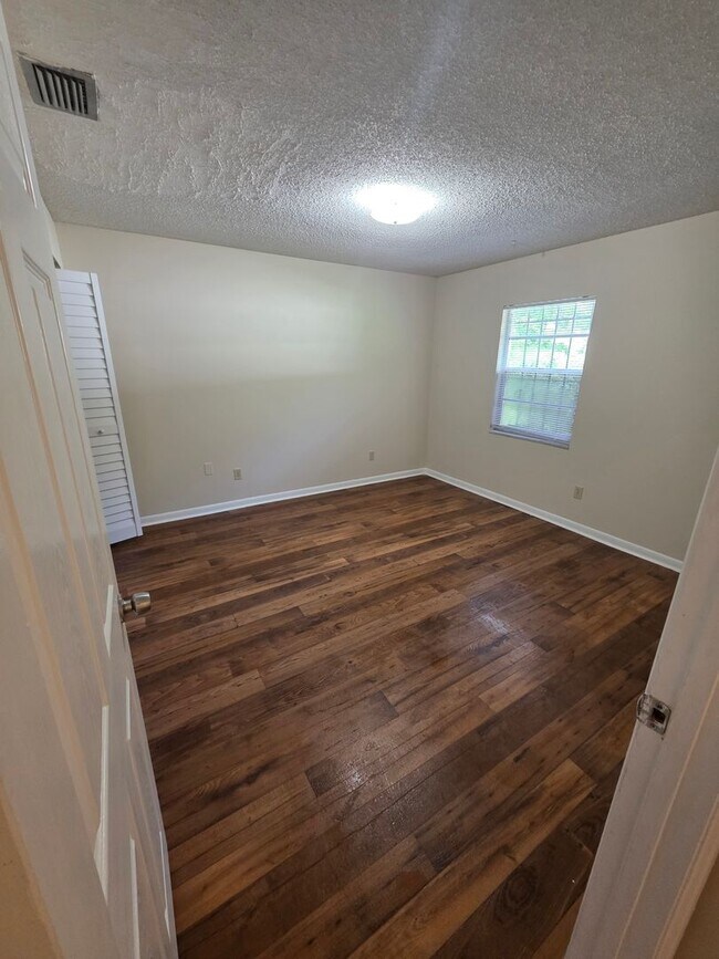 Building Photo - 2900 SE 50th Ct